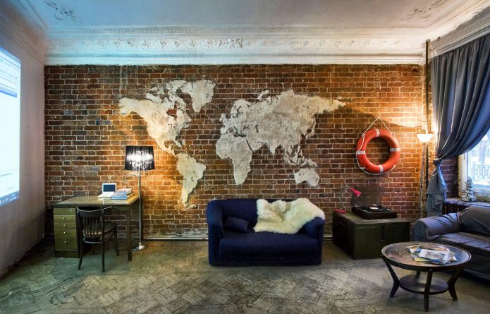 wereldkaart in het interieur van de woonkamer in loftstijl