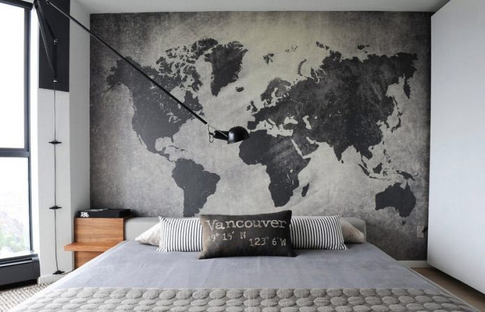 wereldkaart bij het hoofdeinde van het bed