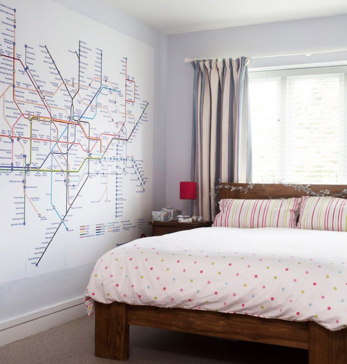 metrokaart in het interieur van de slaapkamer