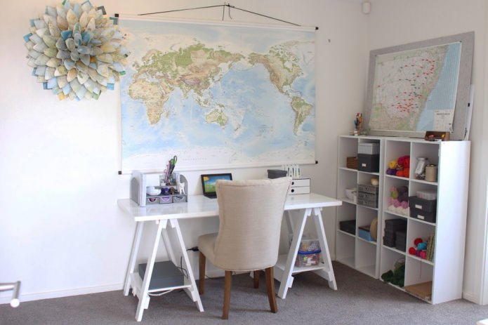 wereldkaart in het kantoorinterieur