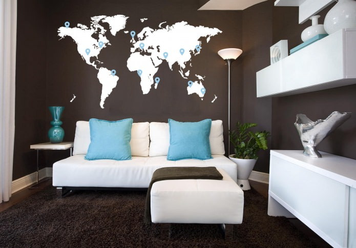 wereldkaart aan de muur in de woonkamer