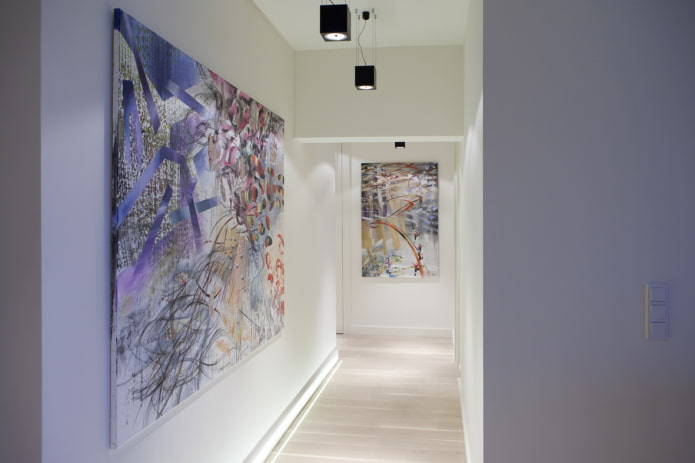 abstracte schilderijen in het interieur van de gang
