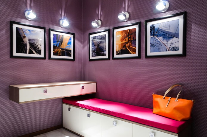 schilderijen met technologie in het interieur van de gang