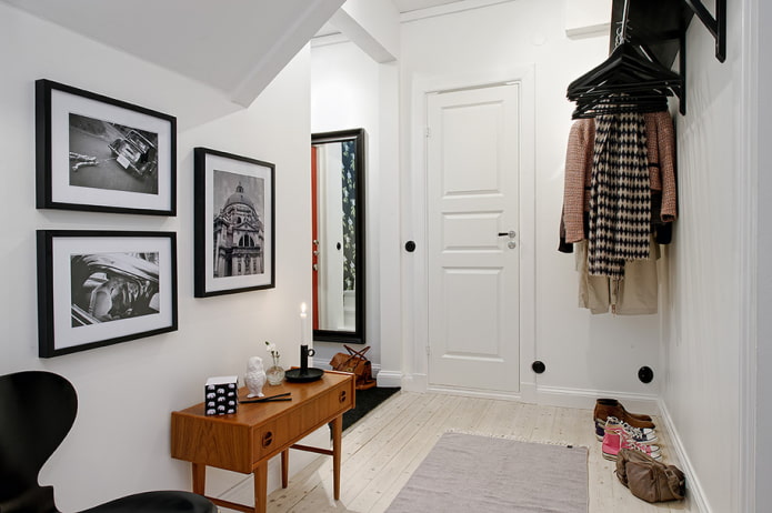 schilderijen in de hal in Scandinavische stijl