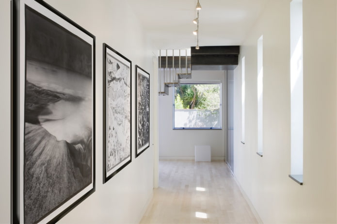 zwart-wit schilderijen in het interieur van de gang