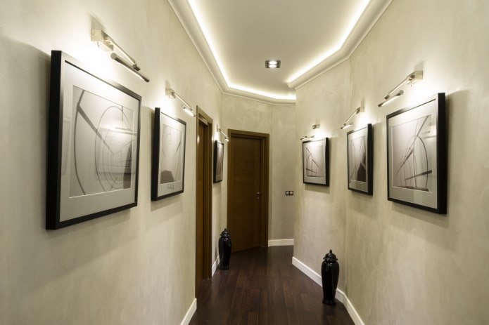 achtergrondverlichting schilderijen in het interieur van de gang