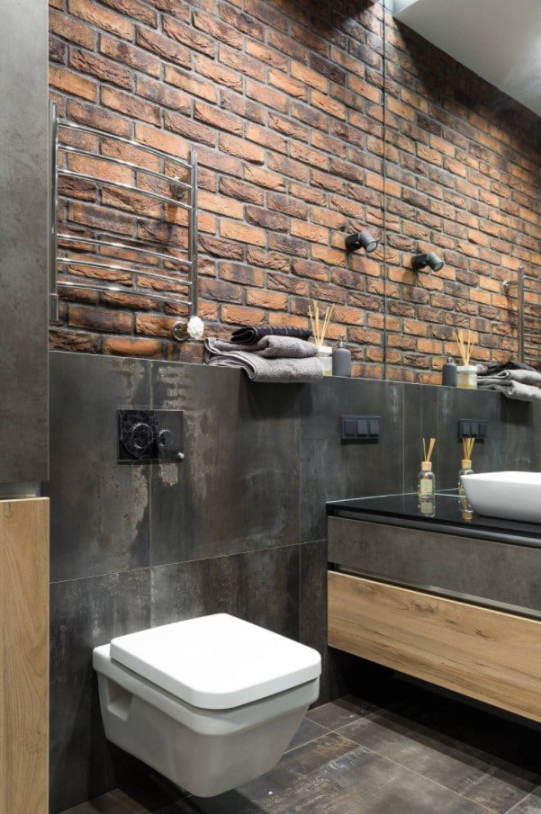 bakstenen muur in de badkamer