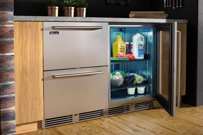 koelkast onder het aanrechtblad in het keukeninterieur
