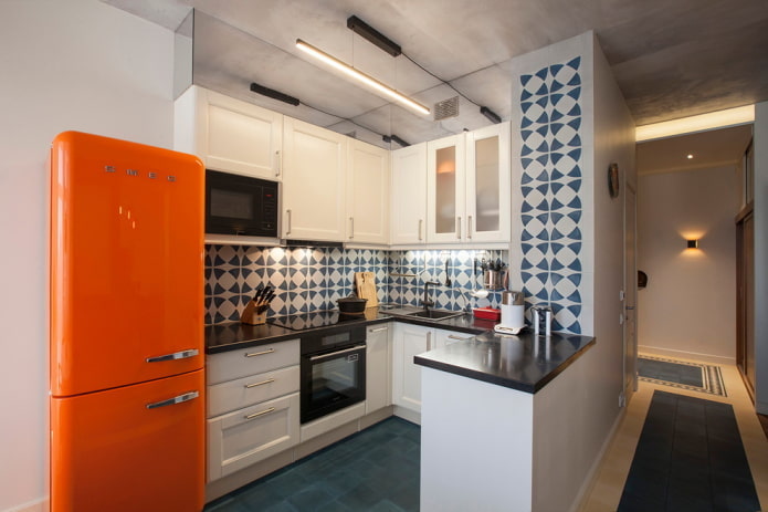 vrijstaande koelkast in het keukeninterieur