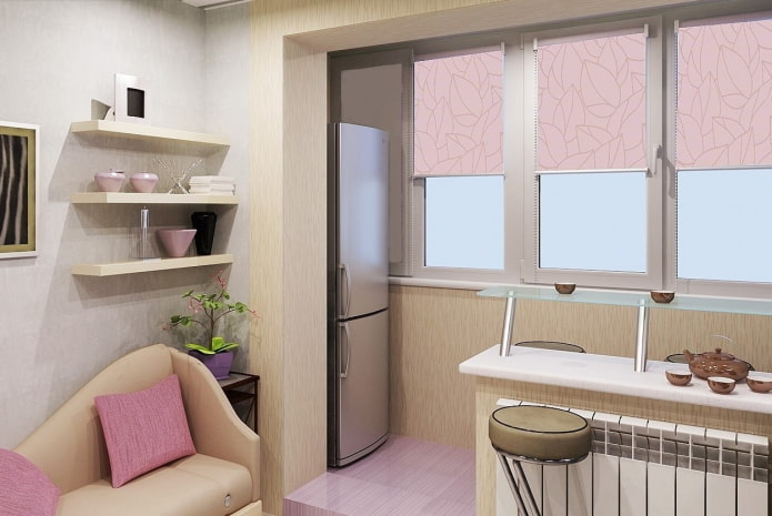 koelkast op het balkon in het keukeninterieur