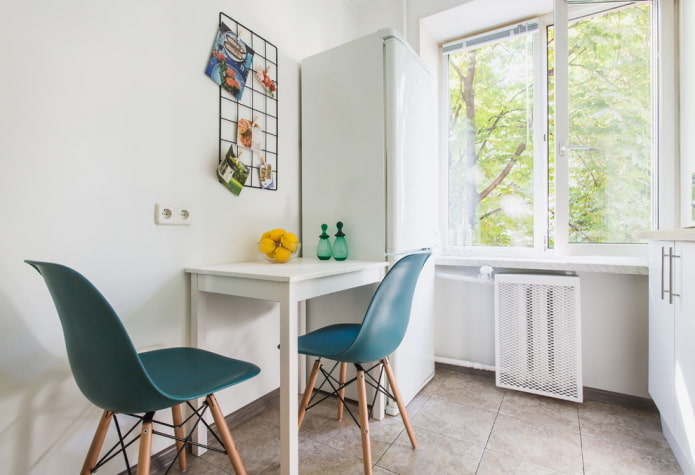 koelkast bij het raam in de keuken