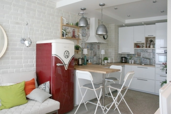 vrijstaande koelkast in het keukeninterieur
