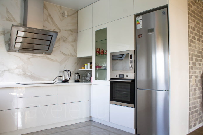 koelkast in het interieur van een kleine keuken