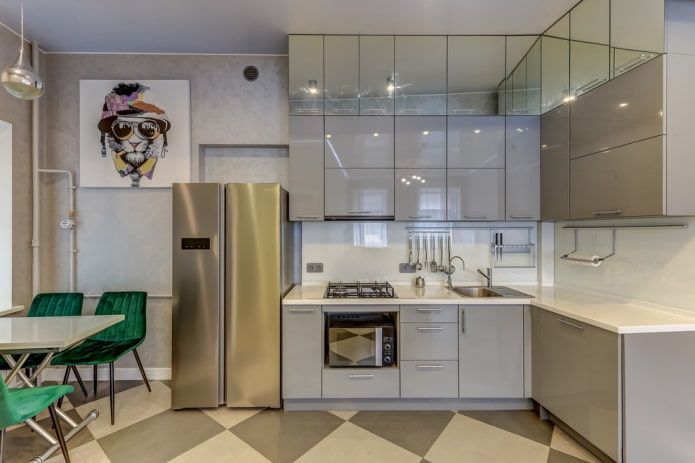 koelkast in het interieur van een hoekkeuken