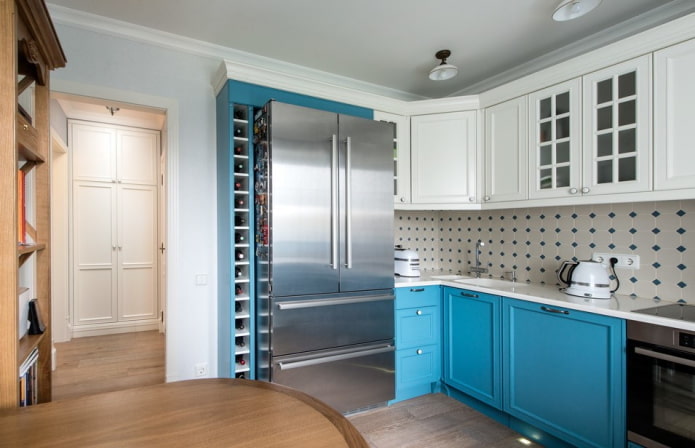 koelkast in het interieur van een kleine keuken