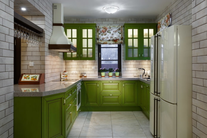 koelkast in het interieur van de U-vormige keuken