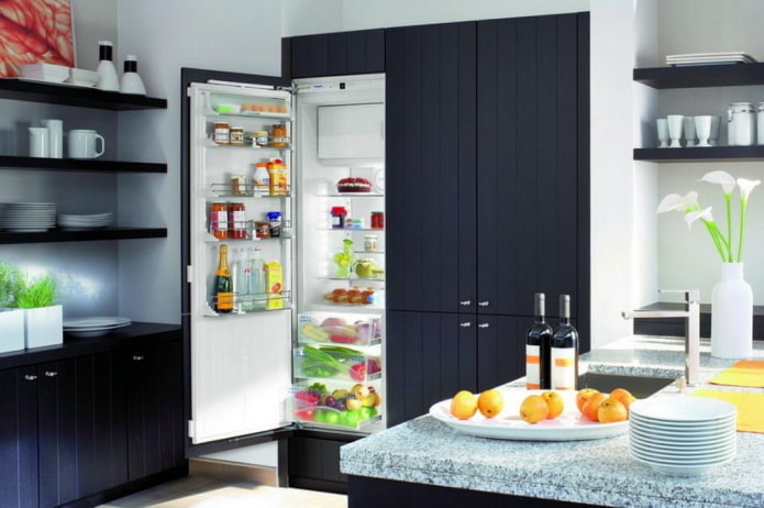 koelkast in een kast in het keukeninterieur