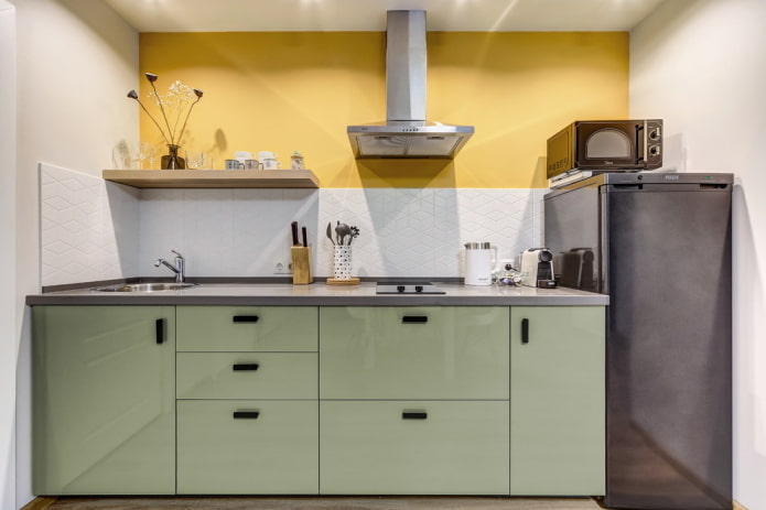 koelkast in het interieur van een lineaire keuken
