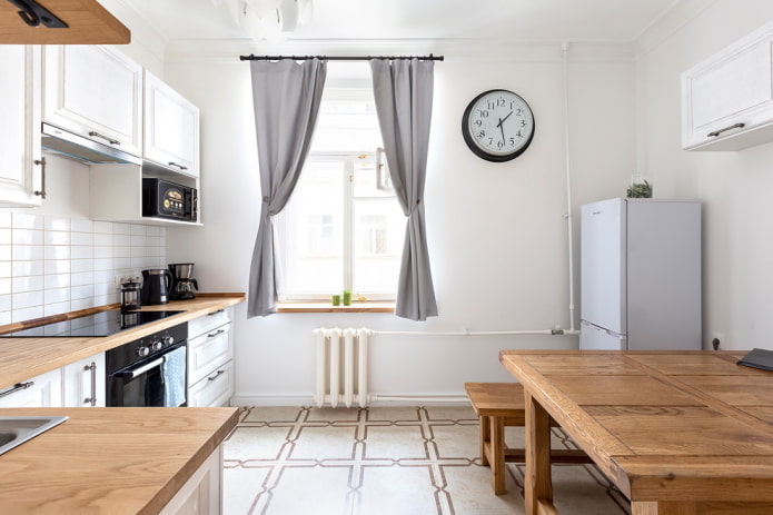 koelkast in de hoek van het keukeninterieur