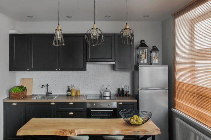 koelkast in de hoek van het keukeninterieur