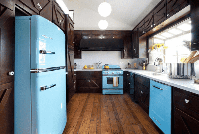 koelkast in het interieur van de U-vormige keuken