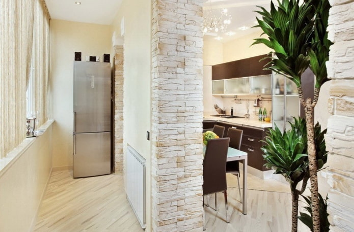 koelkast op het balkon in het keukeninterieur