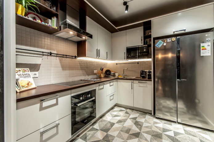 koelkast in de keuken in de vorm van de letter G