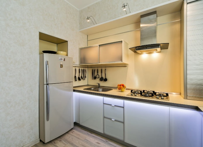koelkast in het interieur van een kleine keuken
