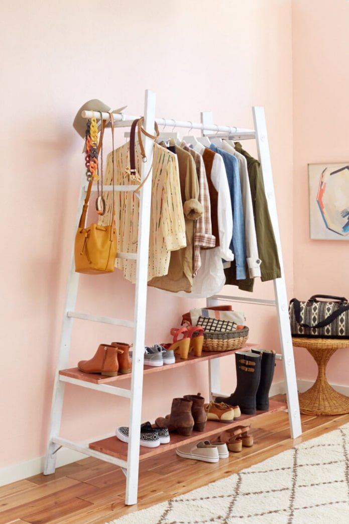 kledinghanger van een oude ladder