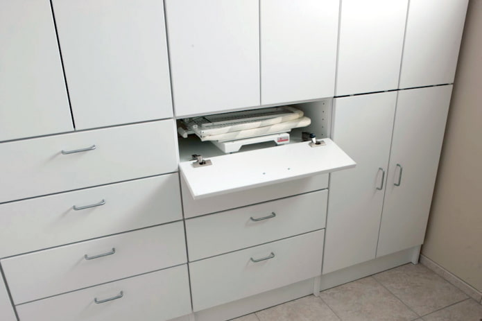 Opvouwbare strijkplank in een lade van een kast