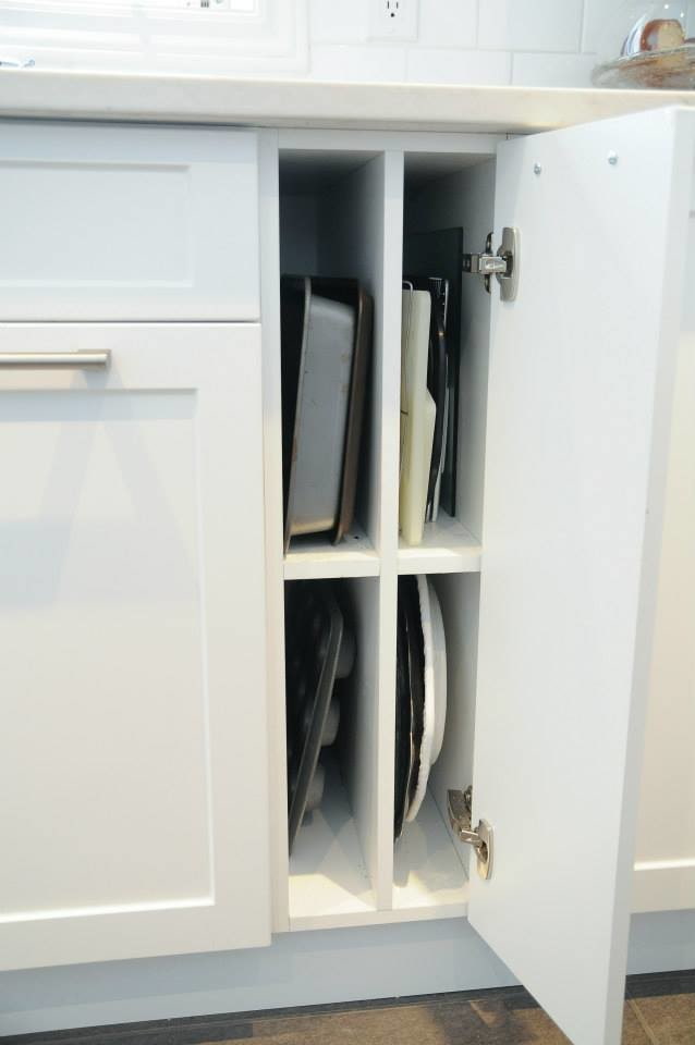 Schalen op planken met verdelers