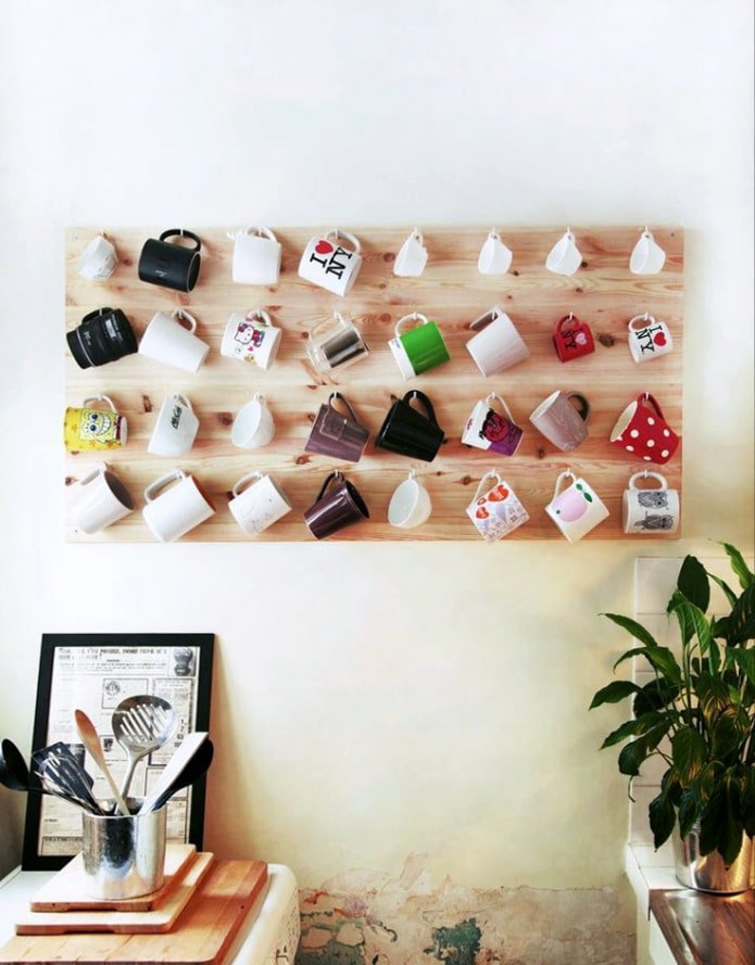 Kopjes op een houten standaard