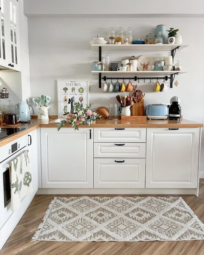 servies op planken en aanrecht