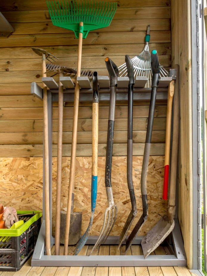 Rek voor tuingereedschap