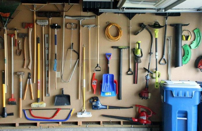 Gereedschap op geperforeerd oppervlak