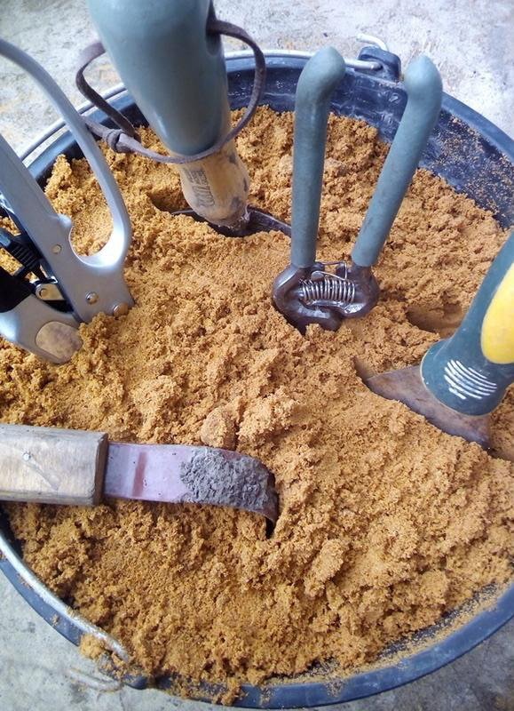 Gereedschap in een emmer met zand