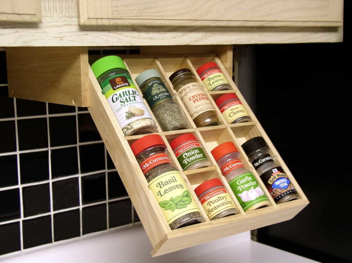 Plank onder de kast