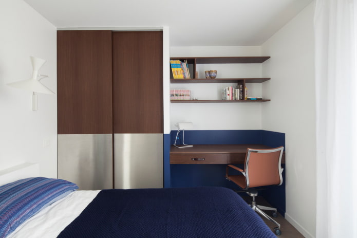 Kledingkast en werkruimte in de slaapkamer