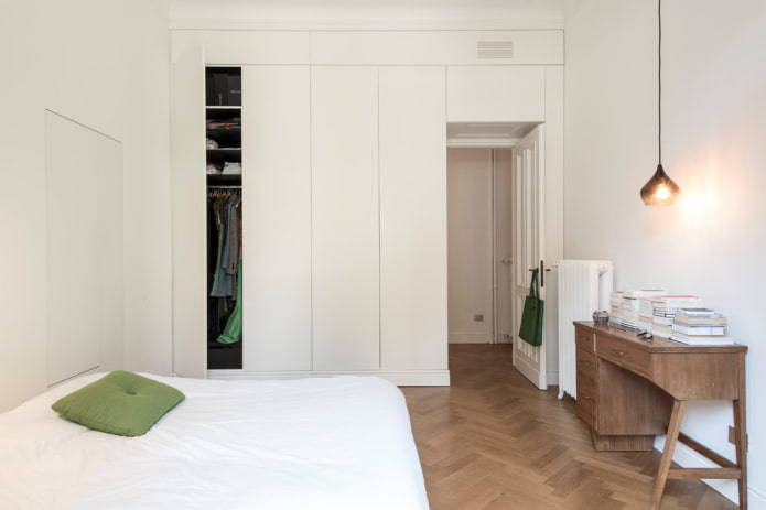 Kledingkast in de slaapkamer in de kleur van de muren