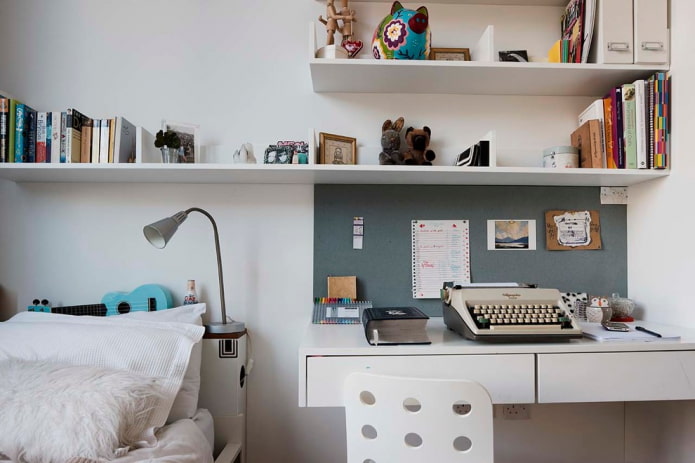 Kleine slaapkamer met planken