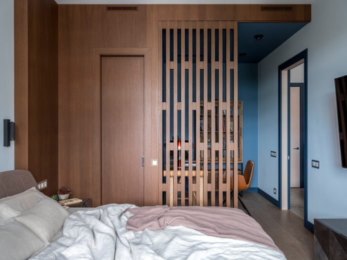 Kledingkast en studeerkamer in de slaapkamer