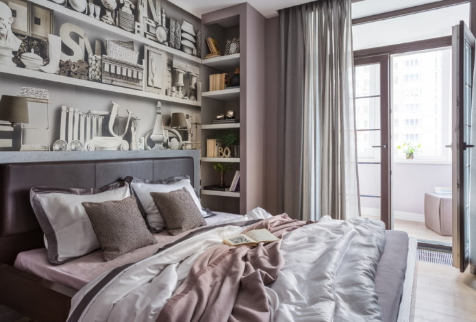 Plank bij het bed