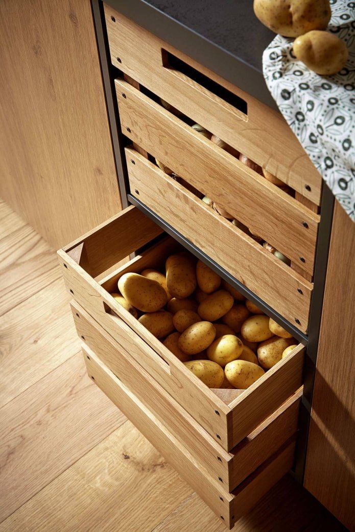 Aardappelen in dozen in een kast