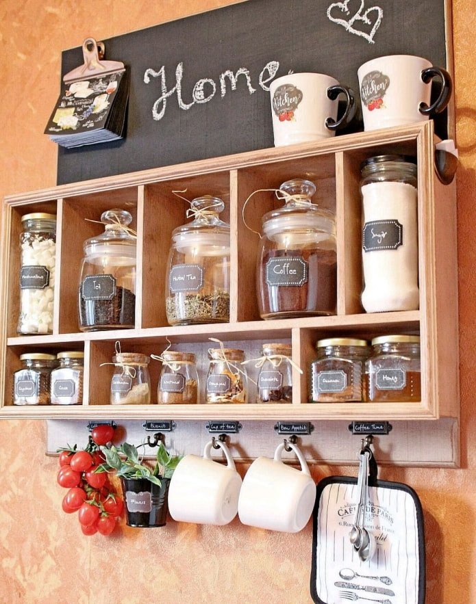 plank met thee en koffie