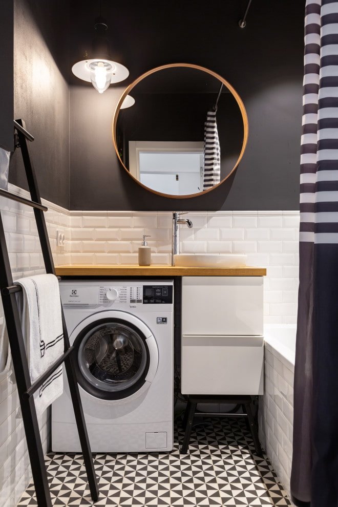 Trap in een compacte badkamer