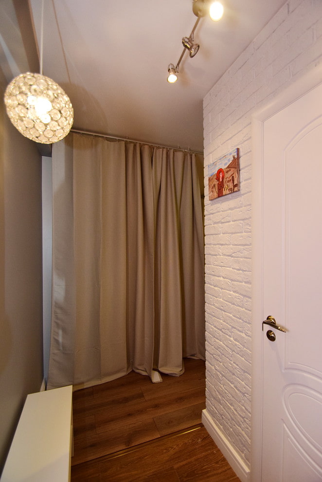Ingang naar de kamer vanuit de gang
