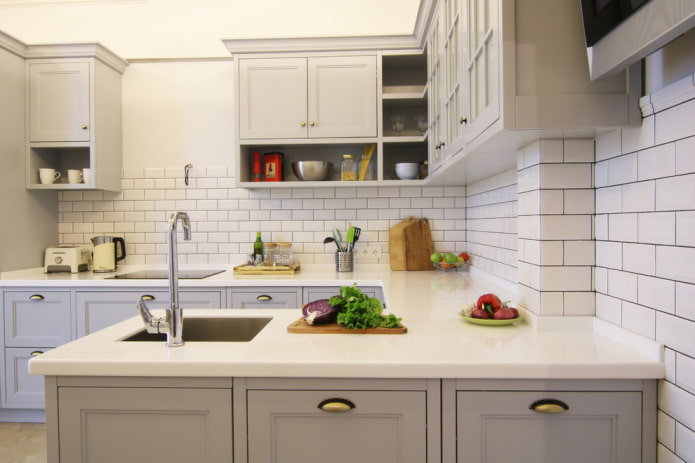 baksteenachtige schort in het keukeninterieur