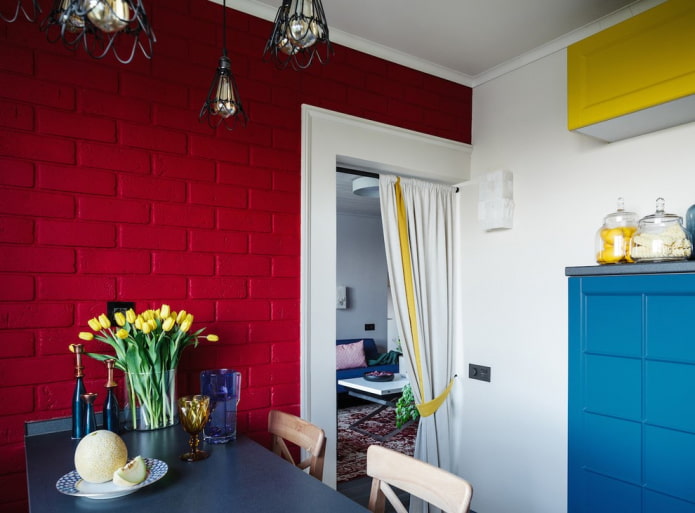 accent bakstenen muur in het keukeninterieur