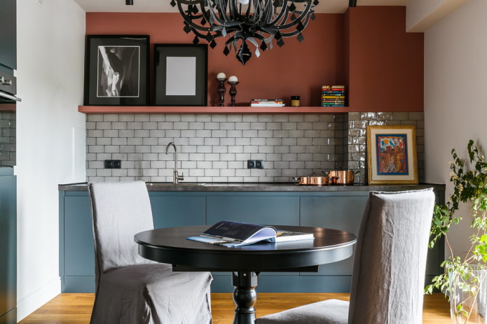 baksteenachtige schort in het keukeninterieur