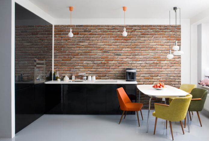 accent bakstenen muur in het keukeninterieur